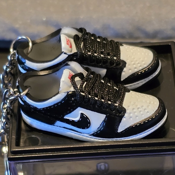 3D Mini Keychains Black and White - Picture 2 of 5